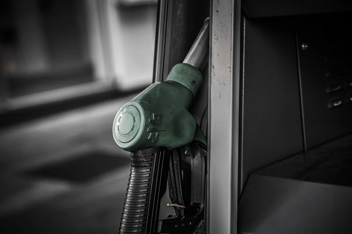 Le carburant frôle de nouveau les 2 € : l'efficacité des subventions en question