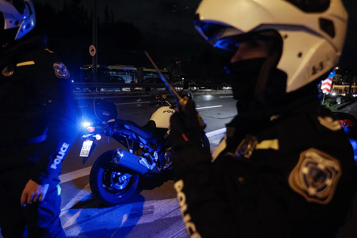 Arrestation d'un motard mineur à Volos pour multiples infractions et agression sur un officier