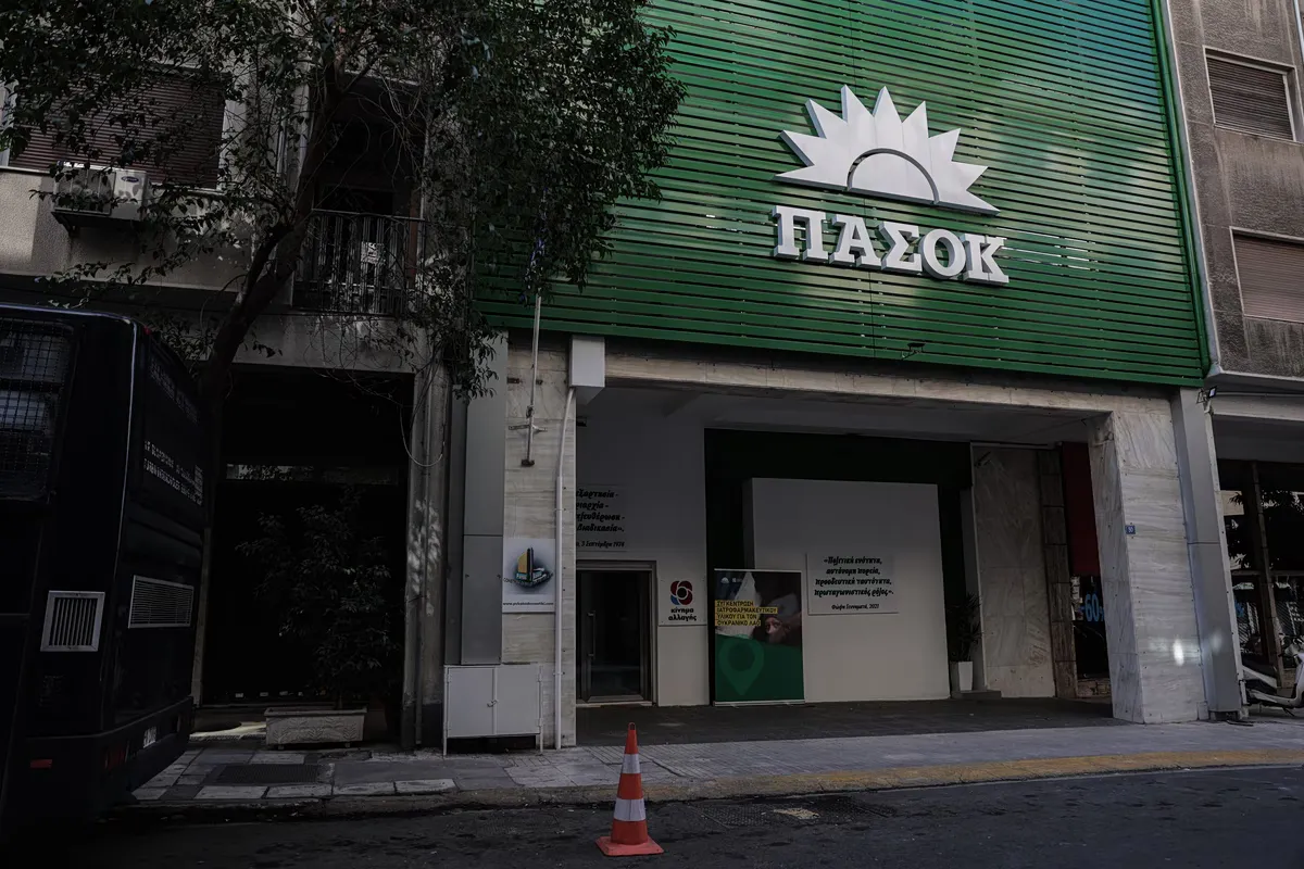 Le PASOK critique les promesses de Mitsotakis sur les prix de l'électricité en gros