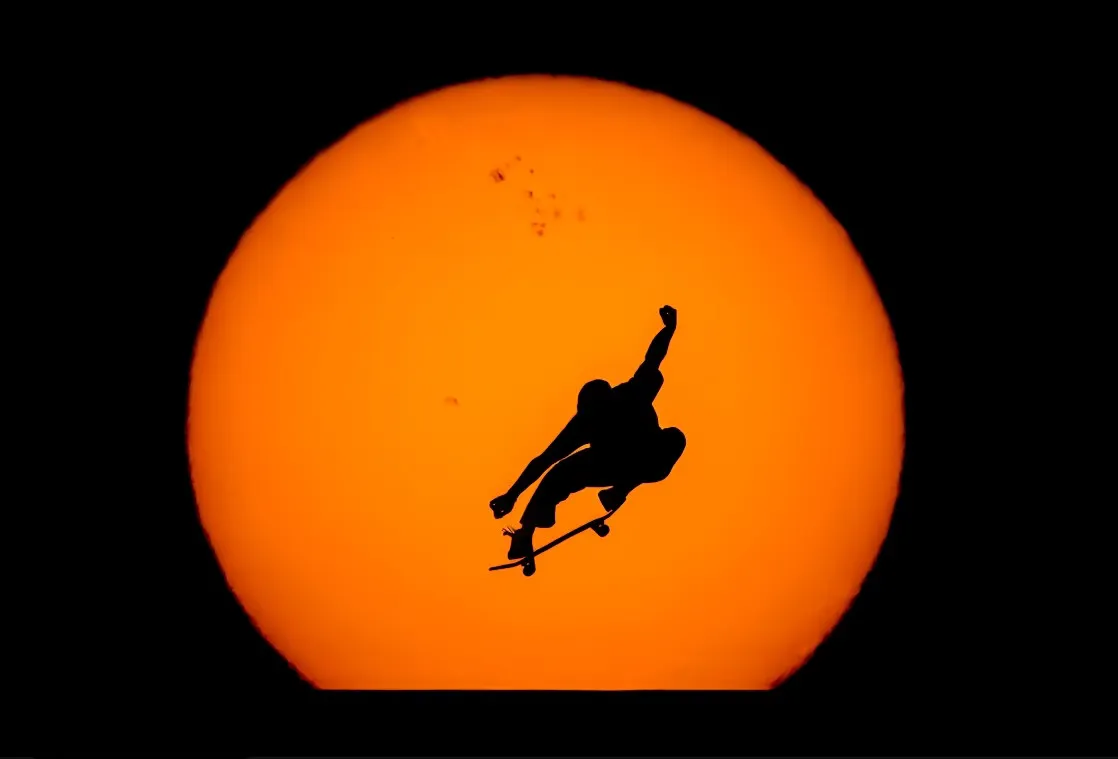 Le Skateboarder Olympique Danny León Réalise un Saut Spectaculaire Lors de l'Éclipse Solaire