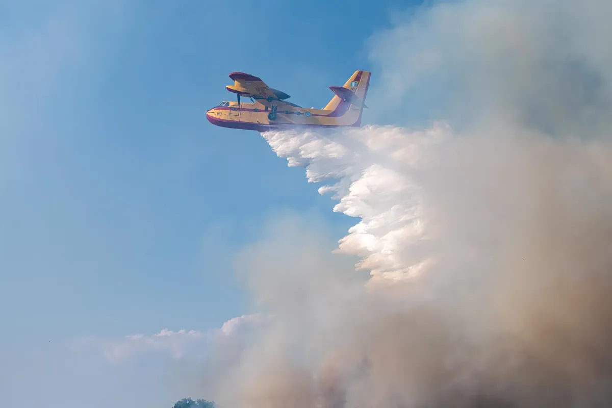 Incendie en Corinthie : perturbations routières et intervention des pompiers à Solomos