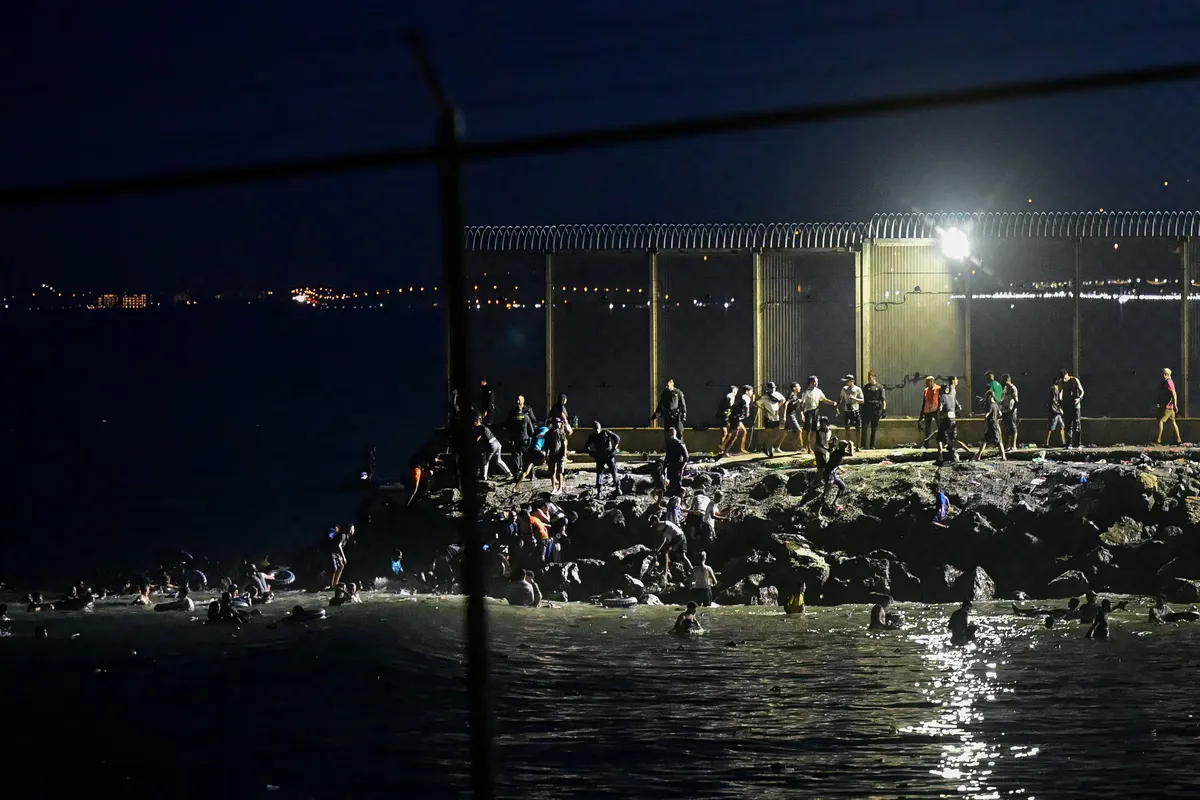 Crise Migratoire à Ceuta : Des Milliers de Personnes Atteignent l'Espagne, Tensions Diplomatiques avec l'Italie