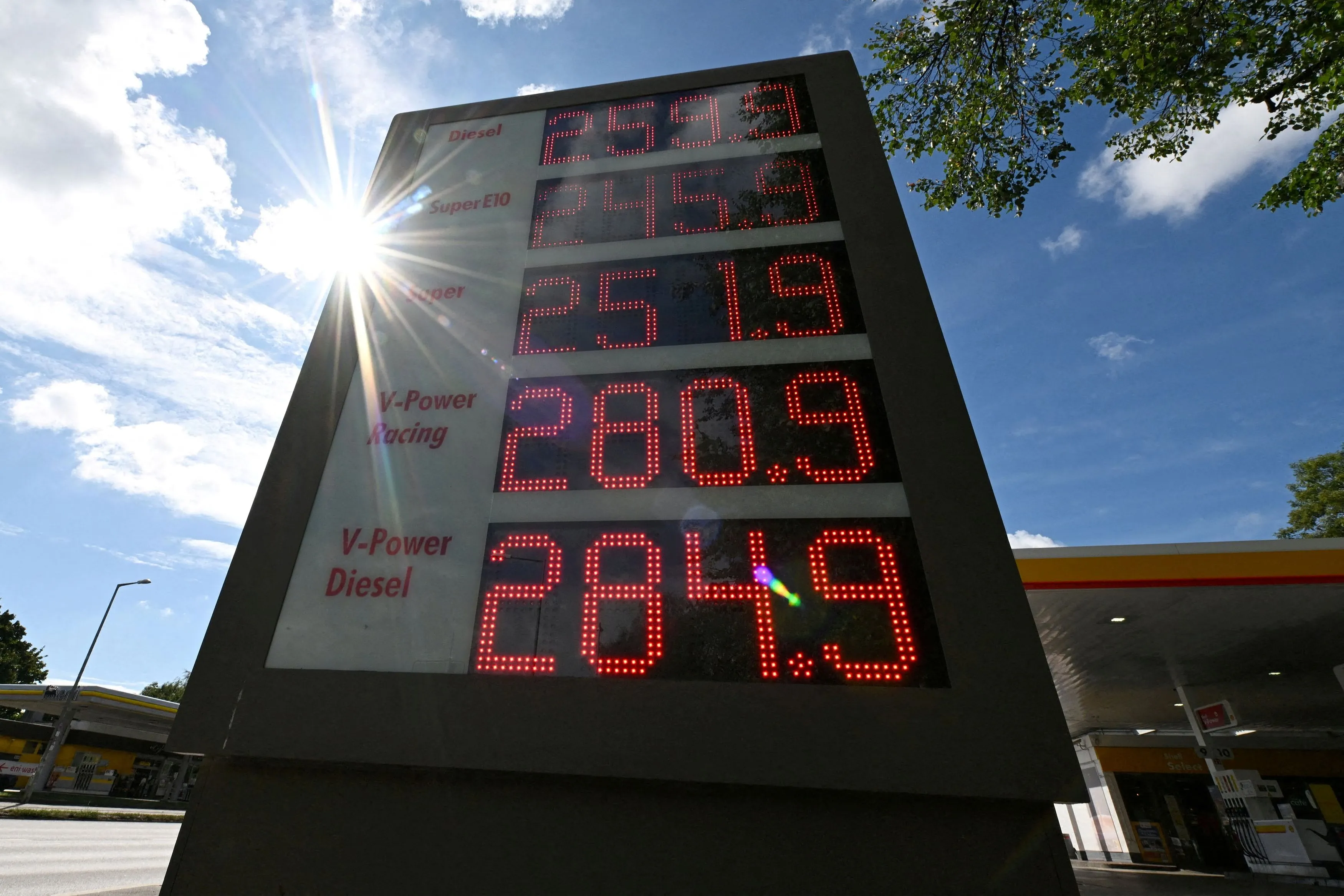 Les prix des carburants atteignent des records historiques en Europe