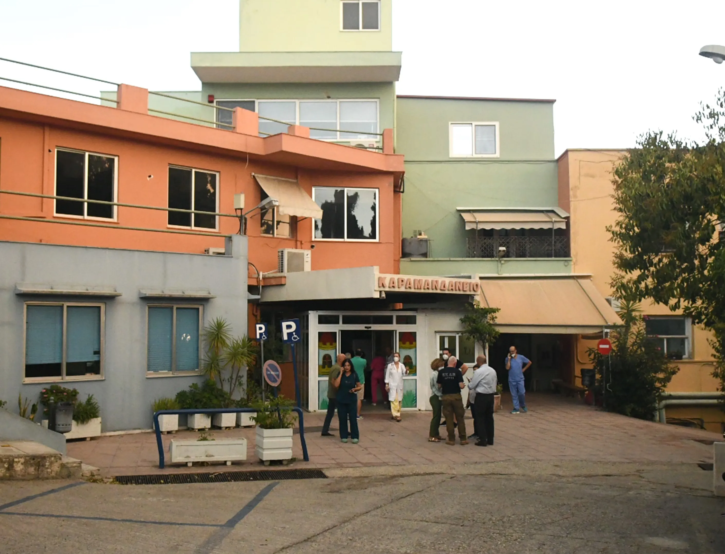 Chute d'un enfant de 2,5 ans d'un balcon à Patras : Un arbre amortit l'impact