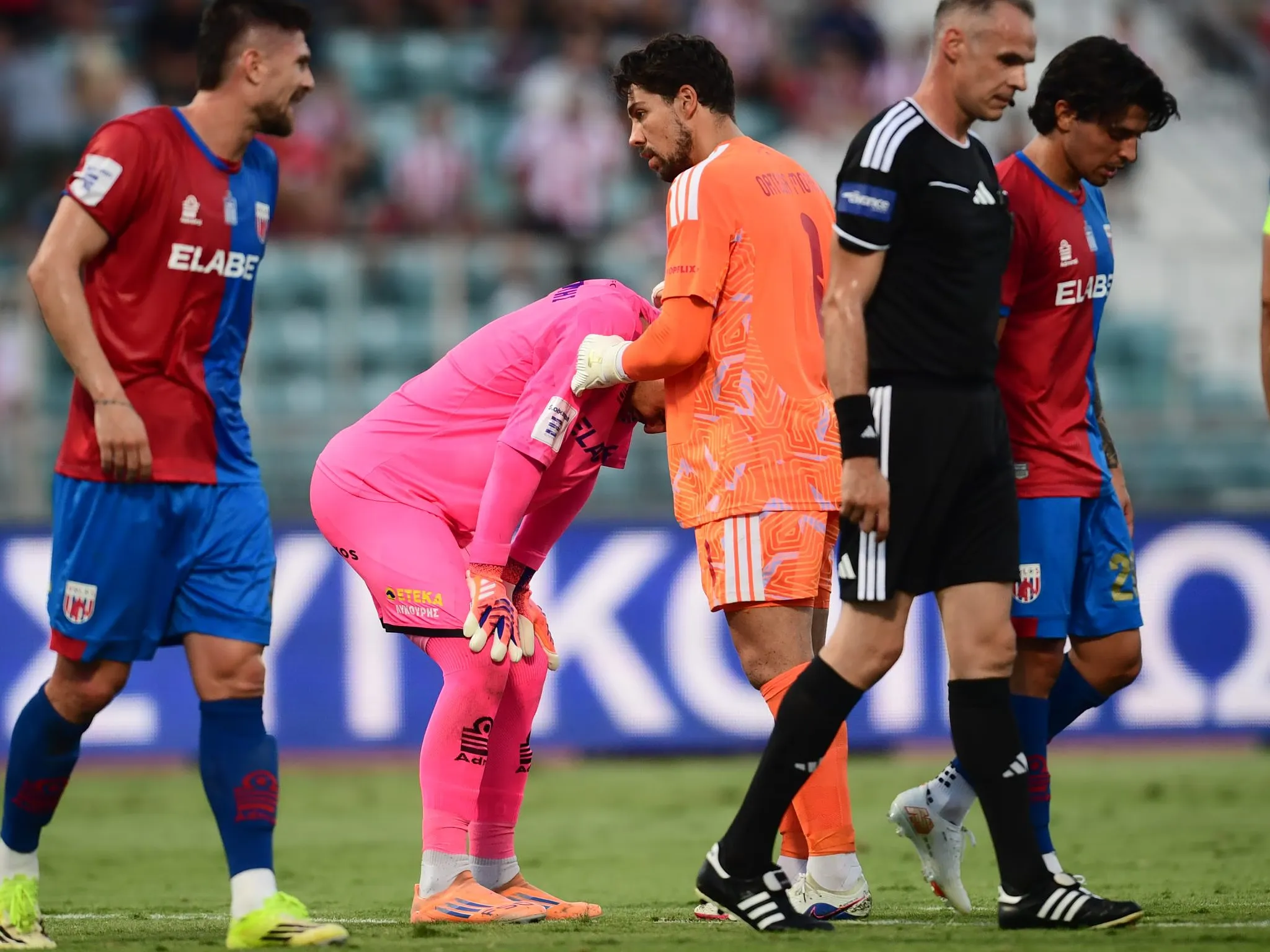 Marios Siampanis en larmes après avoir blessé Ayoub El Kaabi
