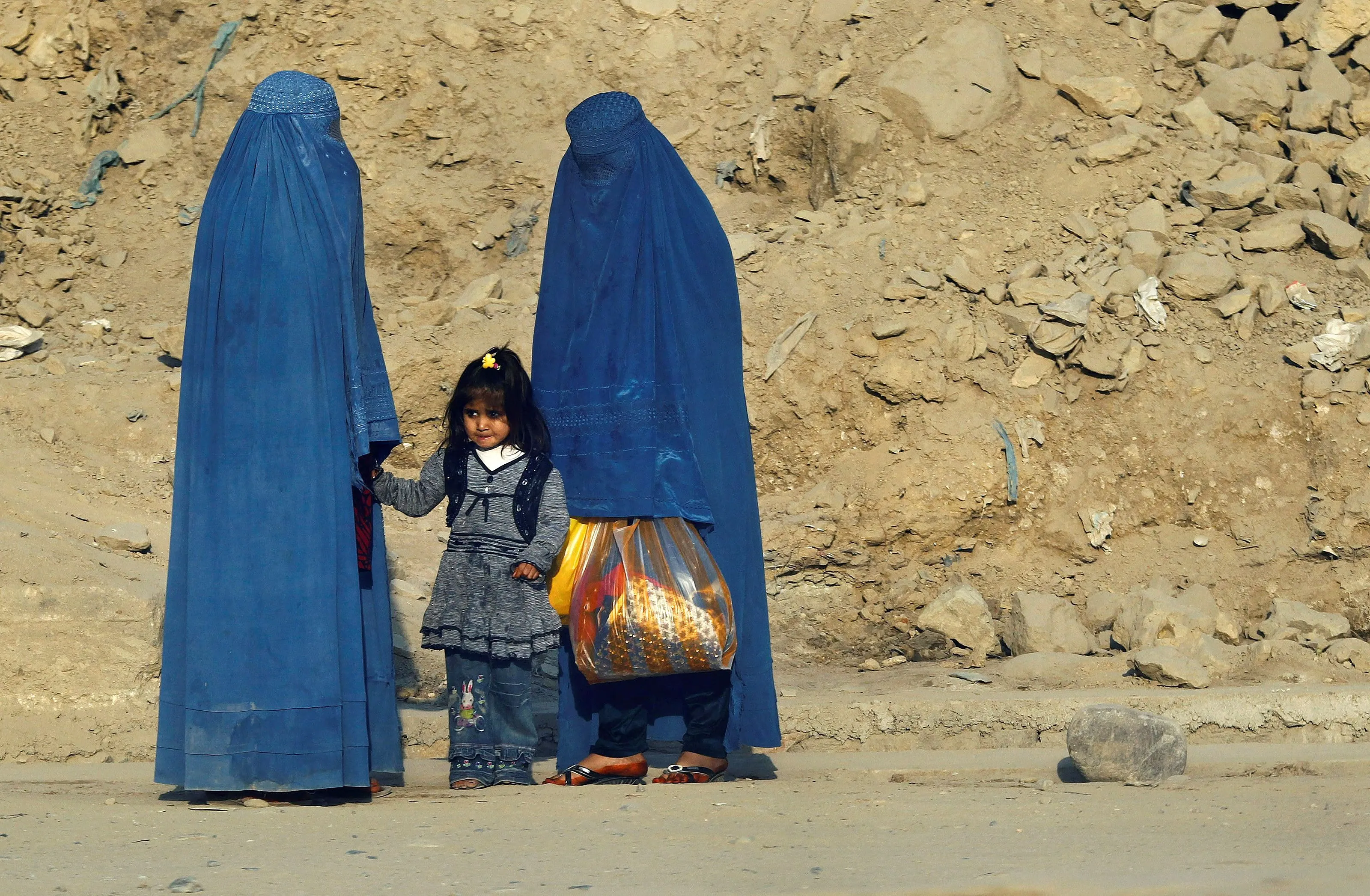 Trois femmes afghanes persistent à étudier malgré les restrictions talibanes
