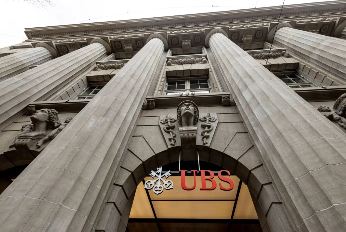 Intelligence artificielle dans les banques : UBS impose l’IA aux juniors et 200 000 postes européens menacés