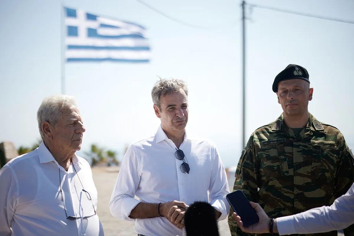 Le Premier ministre Mitsotakis réaffirme sa position ferme sur la migration depuis Agathonisi
