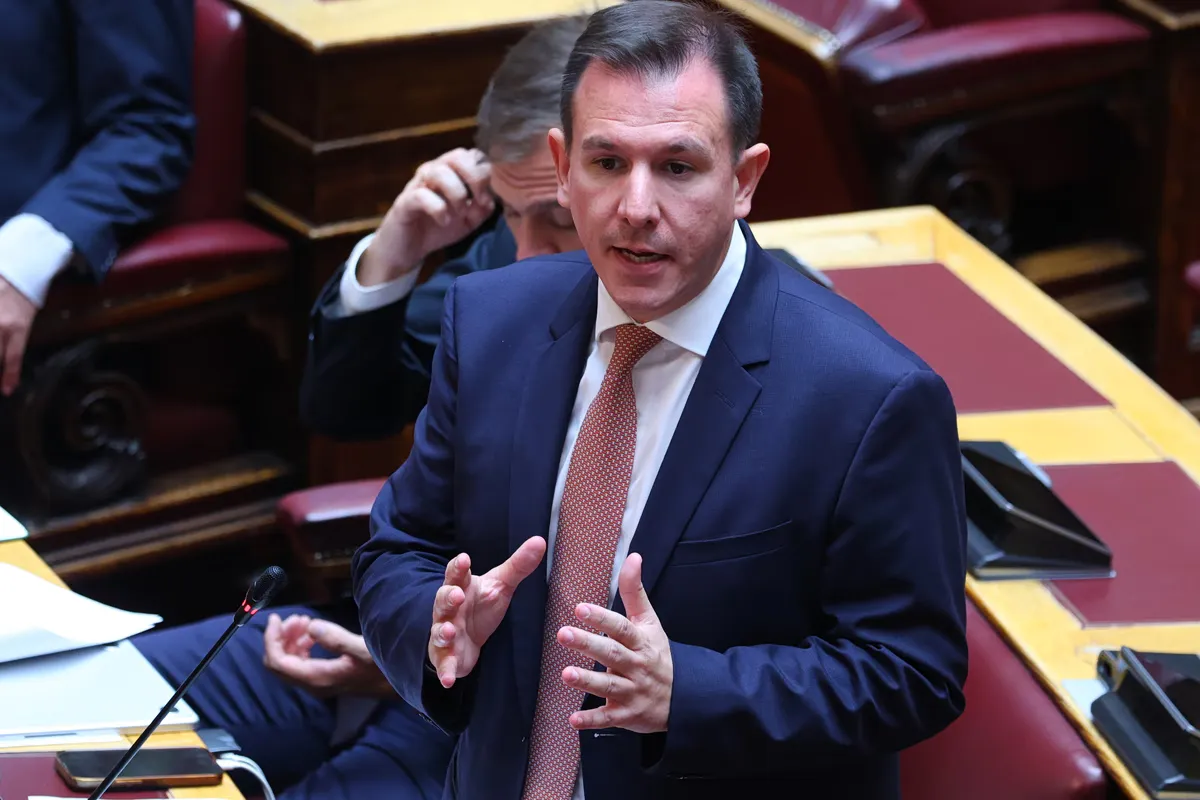 Le député du PASOK Panagiotis Doudonis rend hommage à Giorgos Mazonakis au Parlement