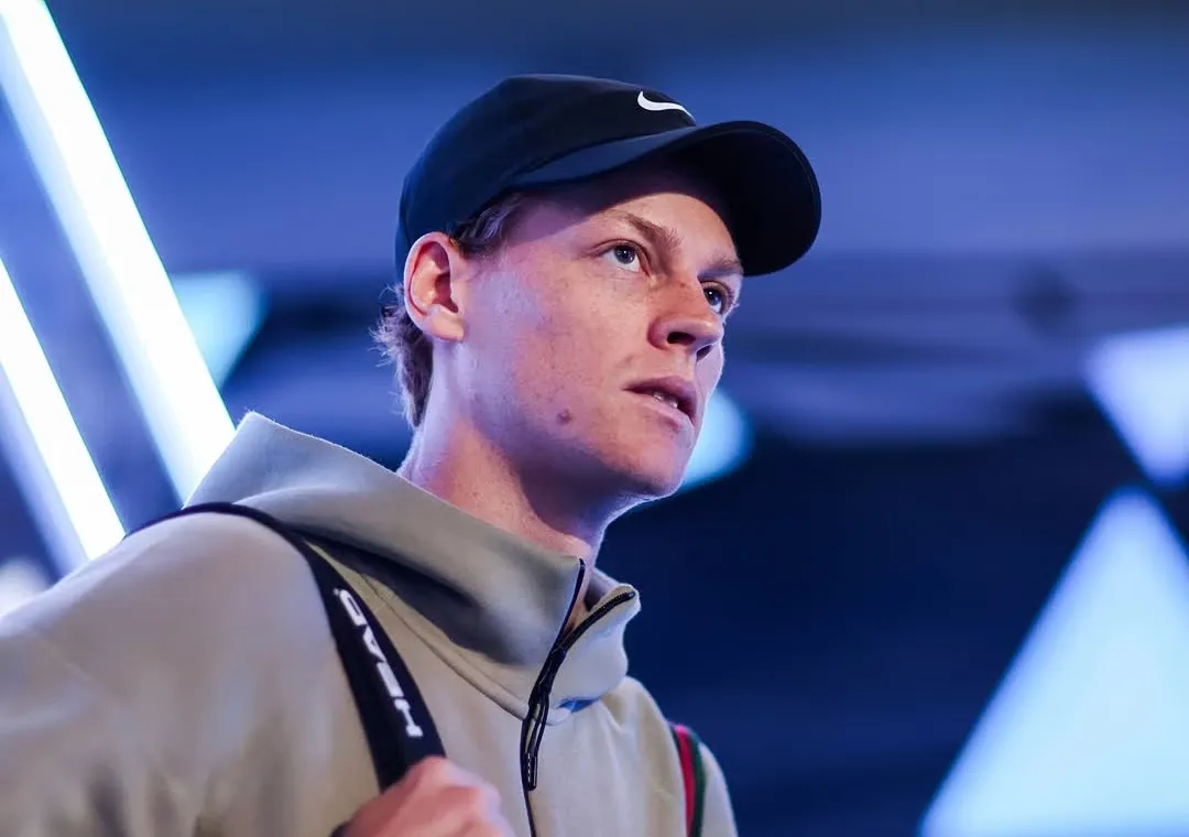 Jannik Sinner se retire du tournoi de Cincinnati en raison d'une blessure au genou, suscitant des inquiétudes pour l'US Open
