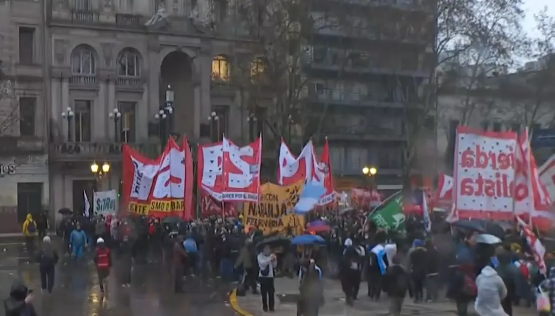 Argentine : Des milliers de manifestants s'opposent à la privatisation des terres à Buenos Aires
