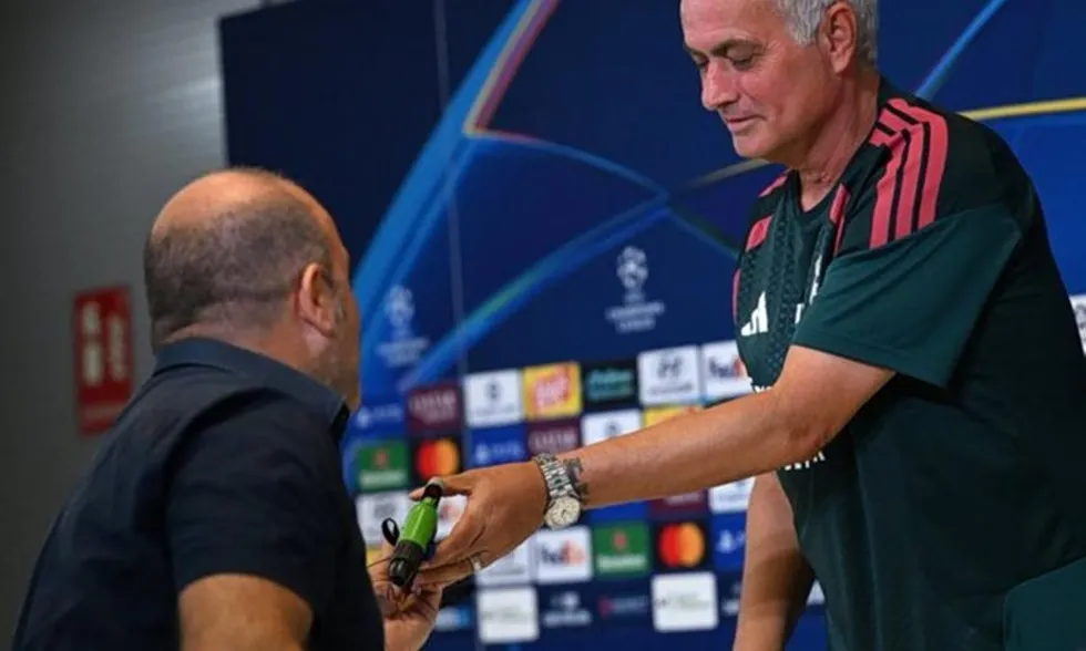 Un journaliste italien offre un arrosoir à José Mourinho lors d’une conférence de presse