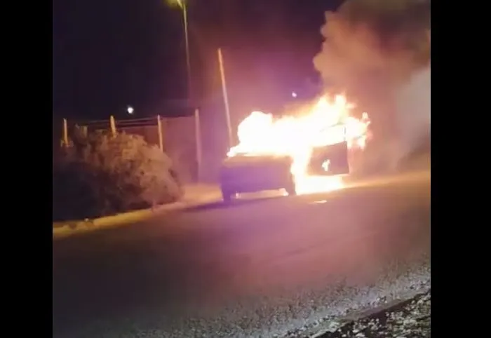 Incendie d’un véhicule à Anavyssos : le conducteur s’en sort indemne