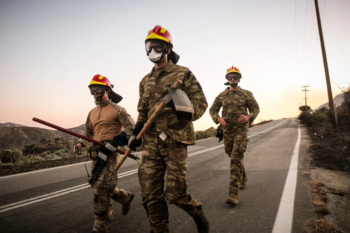 La Grèce se distingue par une forte proportion de pompiers professionnels, selon Eurostat