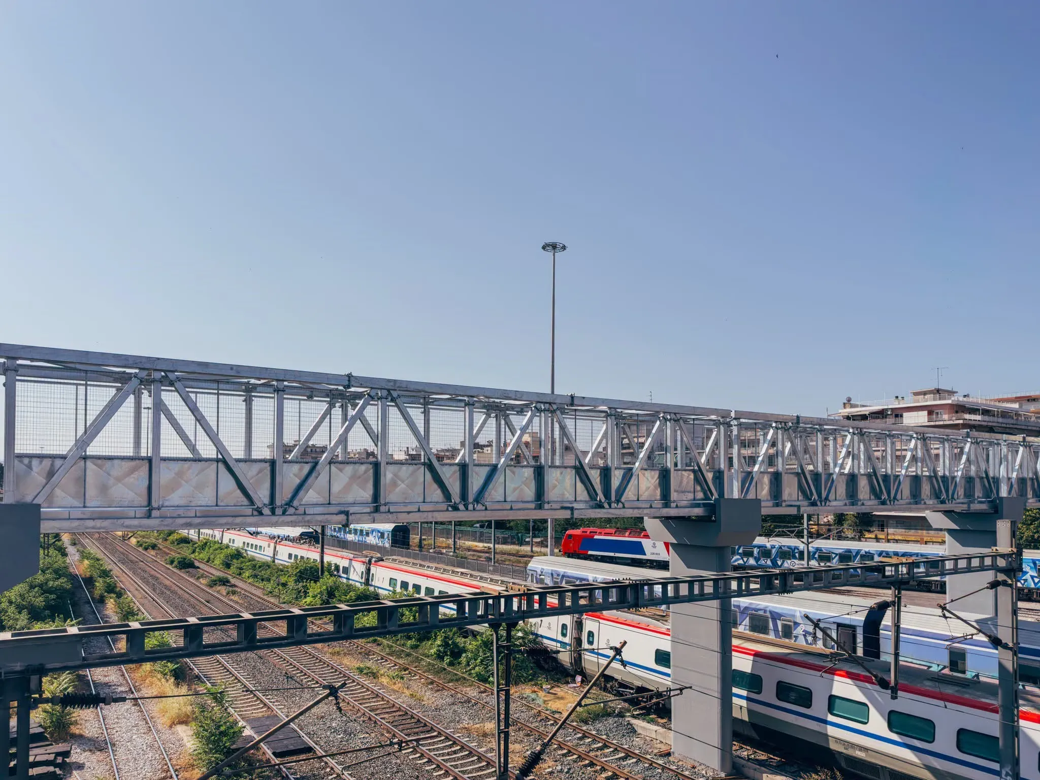 Installation des Sections du Nouveau Pont Piéton Métallique sur la Rue Kallithéa