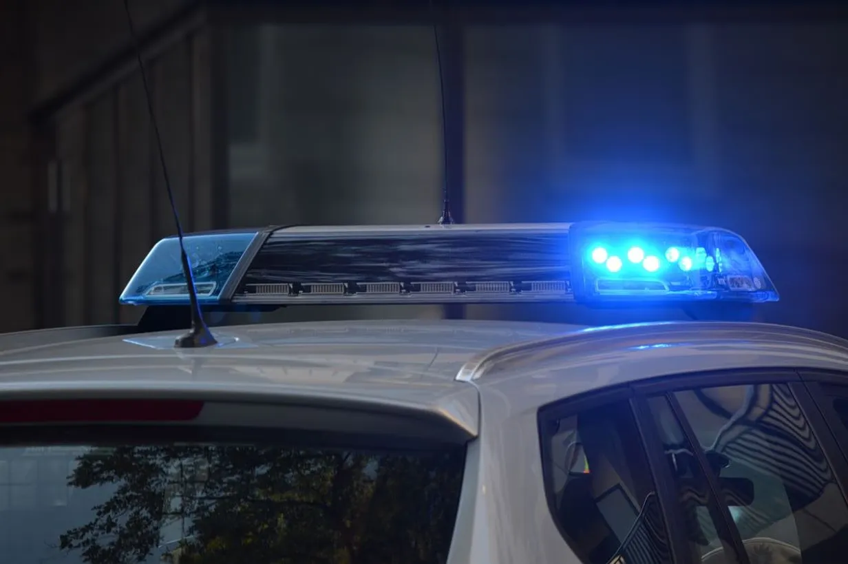 Incidents à Thessalonique : Un homme agressé après une remarque sur la musique, la police attaquée