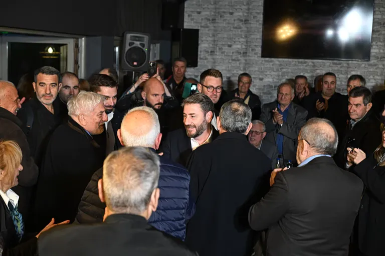 Nikos Androulakis dénonce la stagnation politique en Grèce