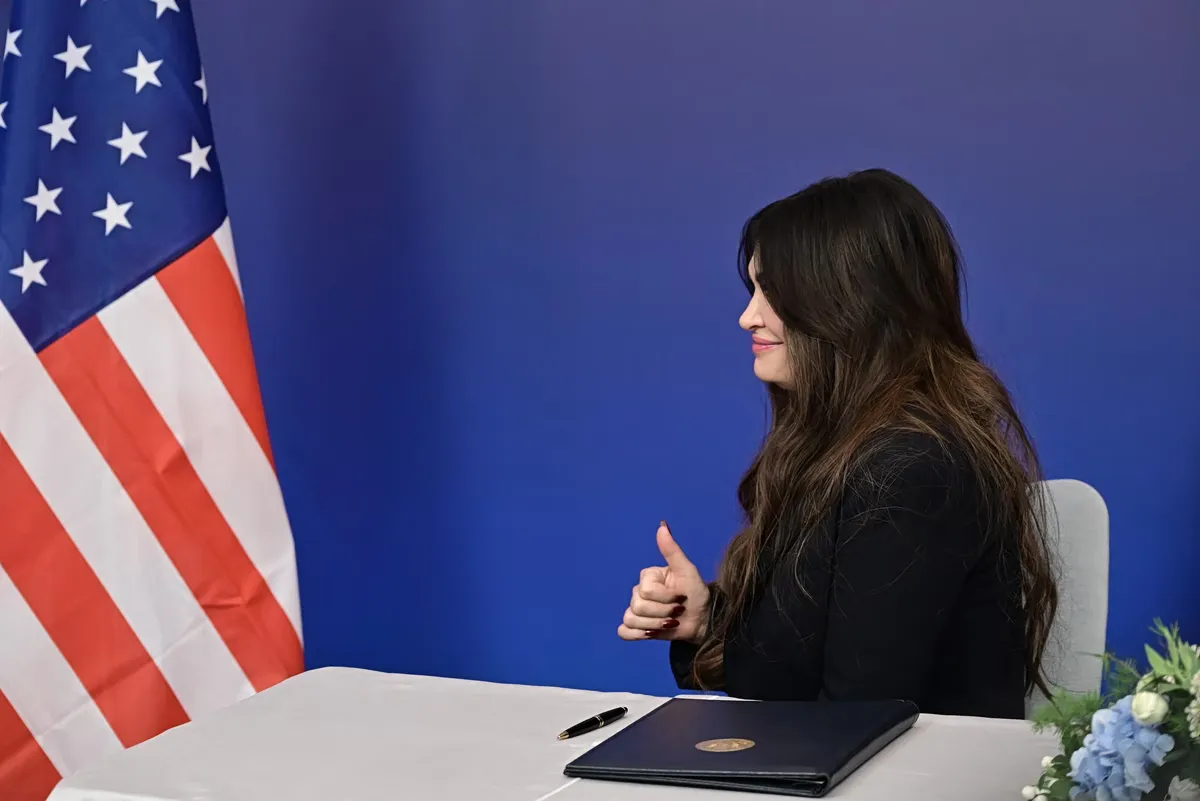 Départ de Kimberly Guilfoyle : les coulisses du choix de la Maison Blanche