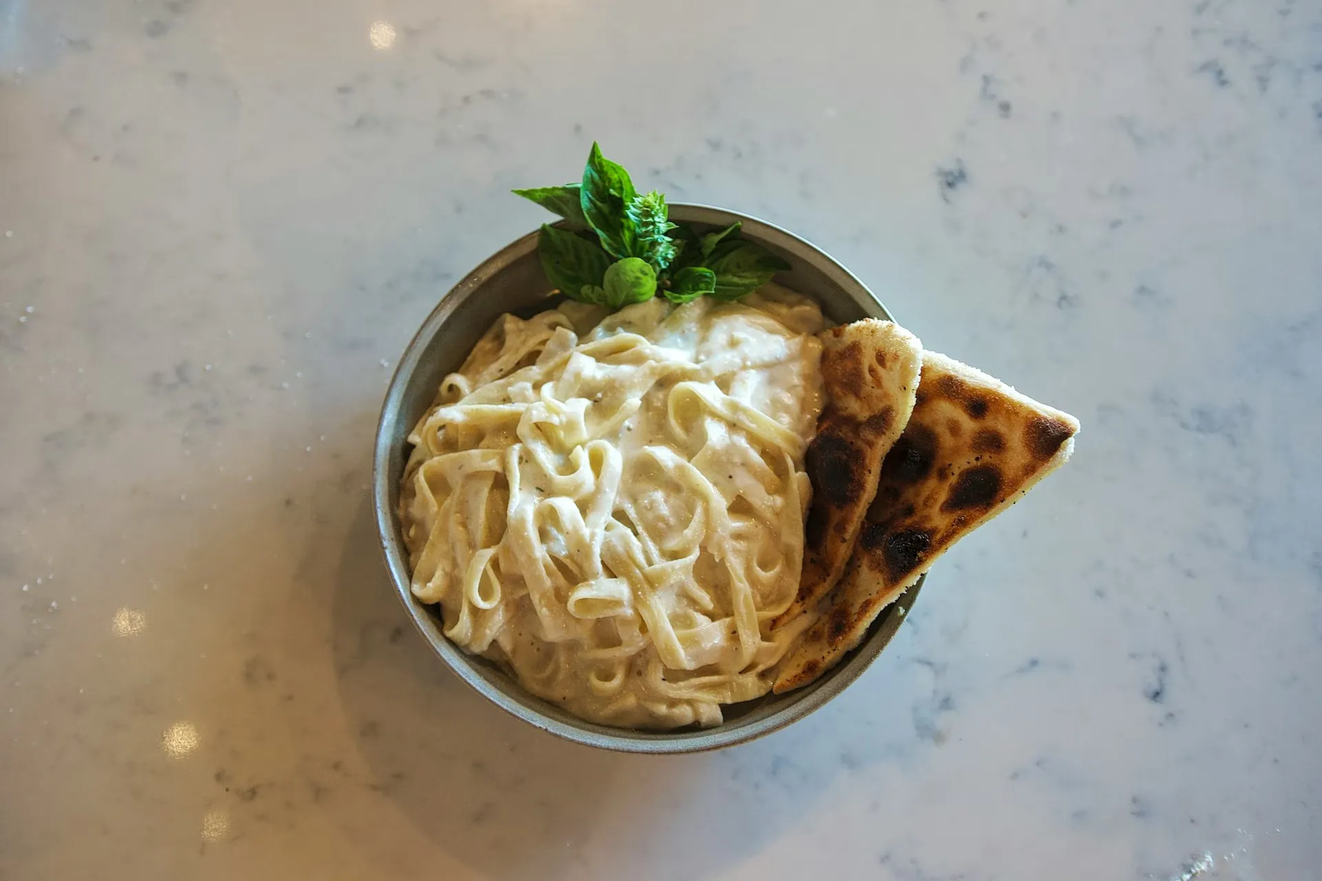 Réussir vos pâtes à la sauce yaourt et herbes fraîches
